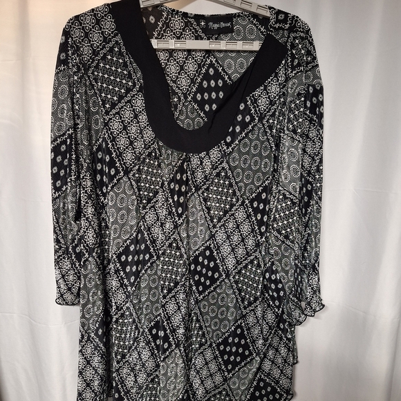 Black and White Patterned Top Flowy Comfort - Picture 1 of 8